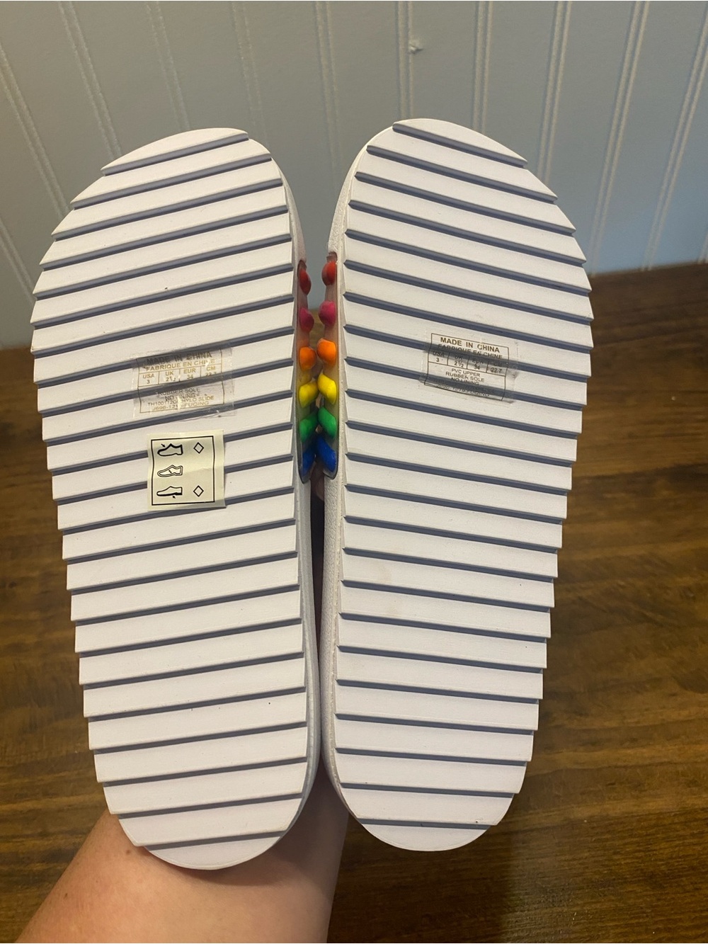 Tommy Hilfiger White Rainbow Strap Slide Sandals - Kids size 3 - Picture 9 of 10